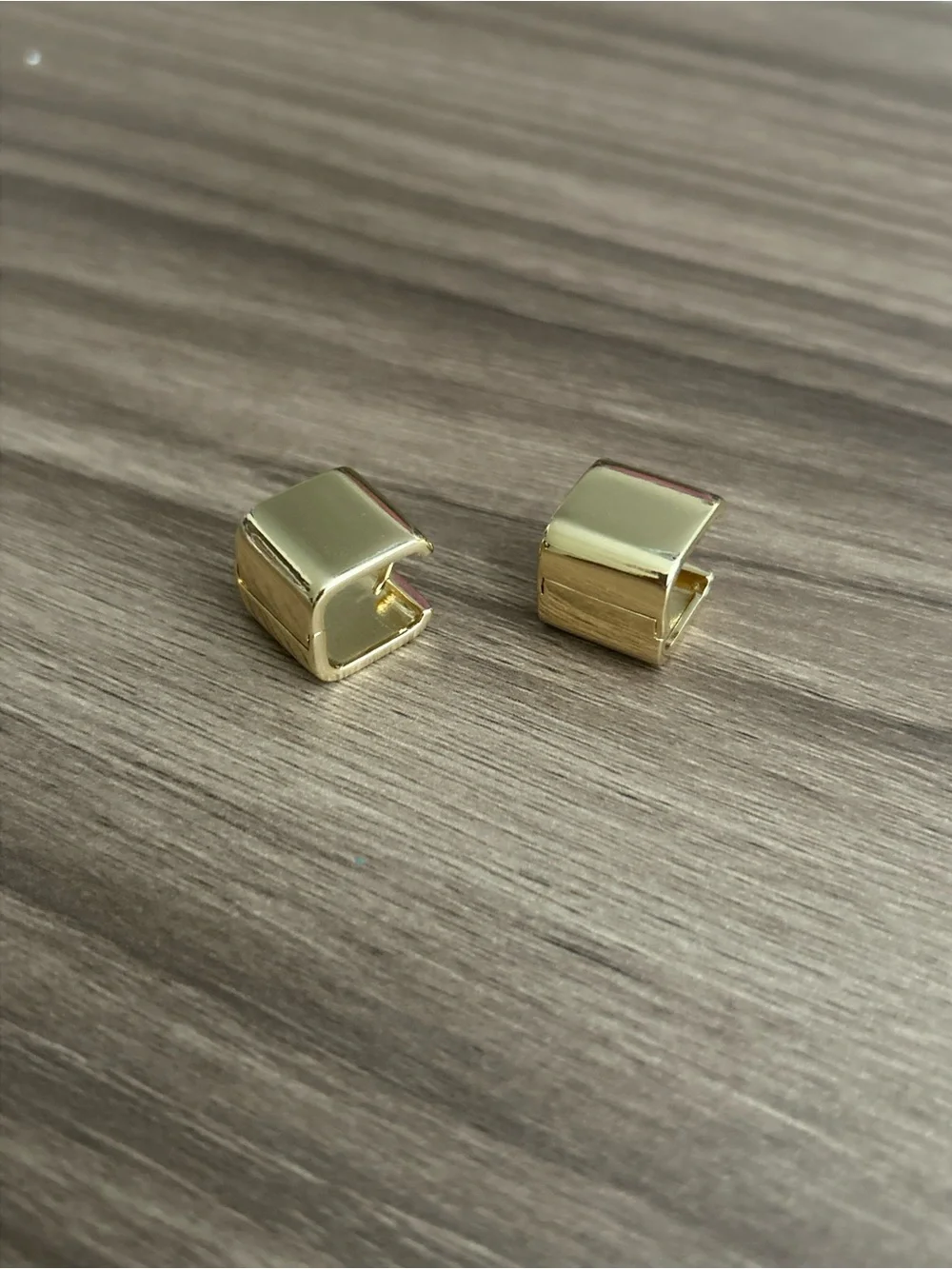 Classic Huggie Hoop Earrings Q1322